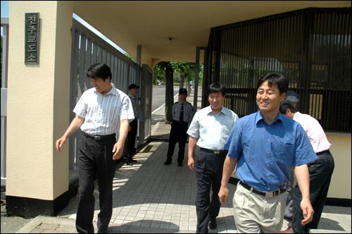 박노정씨 등이 교도소에서 나와 시민단체 관계자들을 만나 인사를 나누고 있다. 